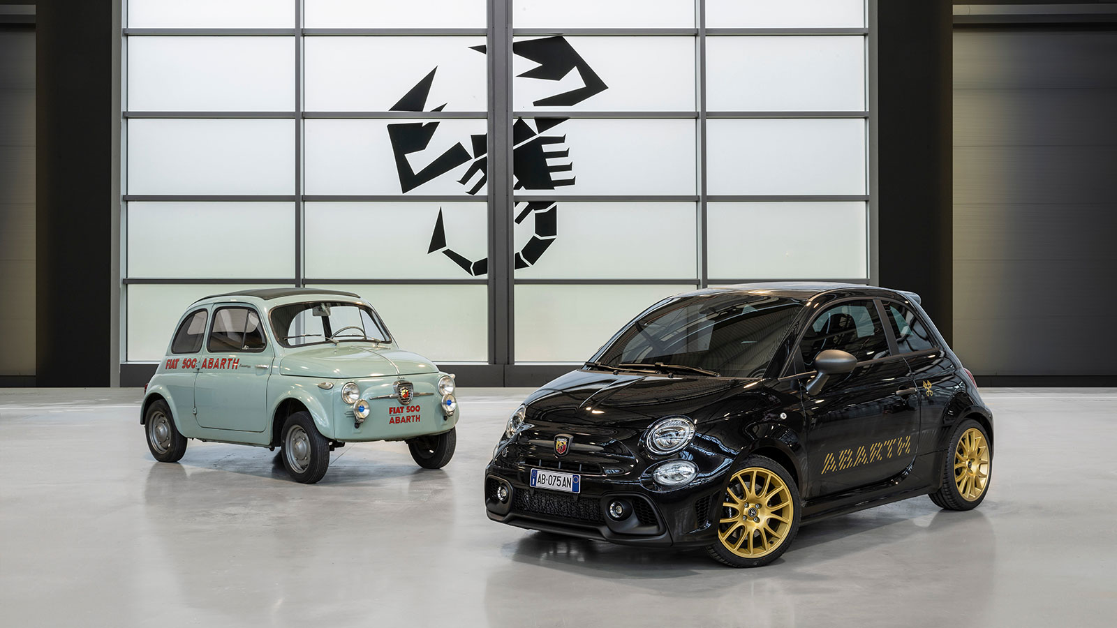 Το νέο Abarth 695 75° Anniversario τιμά τον 1.4 T-Jet κινητήρα